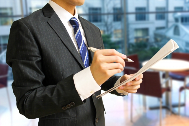 ISO9001の要求事項とは何か説明する男性