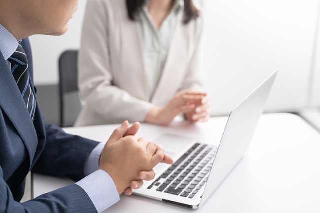 ISO9001の要求事項とは何かを新入社員に説明中