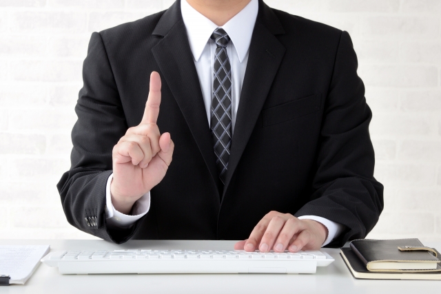 品質マネジメントシステムを解説する男性