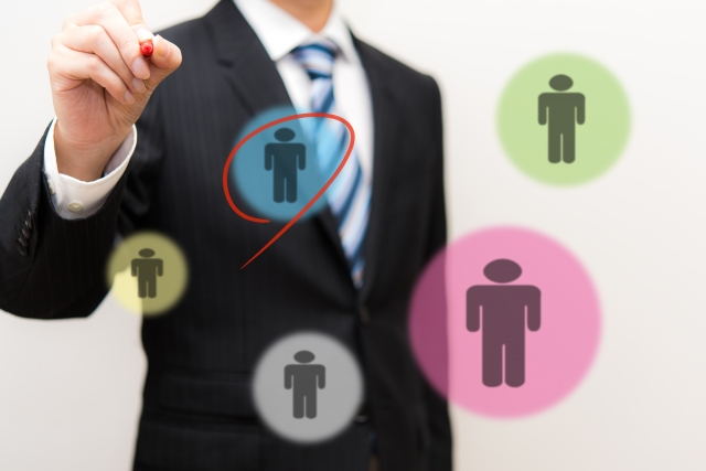 品実マネジメントシステムの情報を提供するす男性